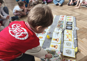 Dzieci poznają symbole świąteczne