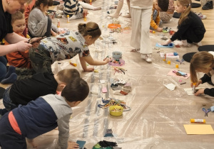 Na zdjęciu widzimy dzieci, które wykonują pracę plastyczną.