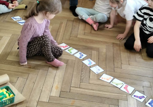 dziewczynka podczas poszukiwania pary skarpet