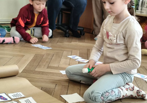 odgadywanie przez dziewczynkę zagadki o skarpetkach