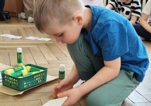 chłopiec podczas wykonywania zadania