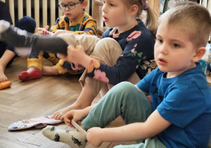 dzieci podczas wspólnej zabawy