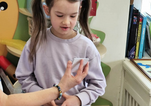 dziewczynka odczytuje zagadkę