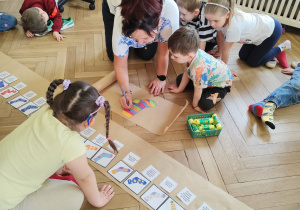 dzieci tworzą dywan z skarpetkami do pary