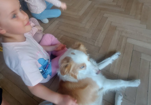 Bibi leżąca koło dziewczynki