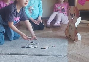 dziewczynka wybiera produkt