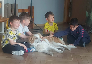 Bibi w gronie chłopców