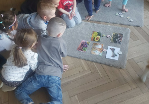 Dzieci sprawdzają czy dobrze podzieliły produkty