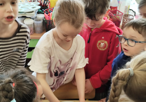 Dziewczynka miesza składniki