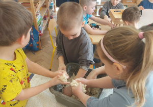 dzieci mieszają składniki