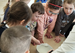 Dzieci tworzą zaczyn