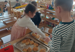 Dzieci bawią się w sklep, sprzedają chlebek