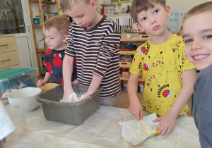 dzieci łączą składniki