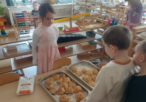 dziewczynka sprzedająca chleb