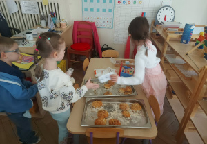 dziewczynka sprzedająca chleb