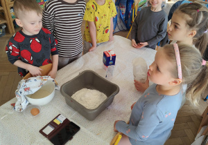Dzieci przygotowują składniki do powstania chleba