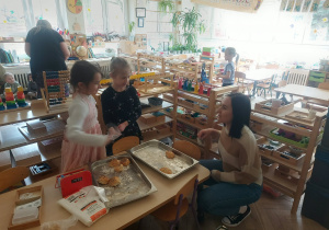 Pani Dyrektor kupuje chlebek od dzieci