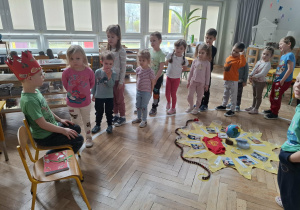 dzieci ustawione w kolejce do składania życzeń