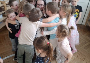 dzieci przytulają się do kobiety