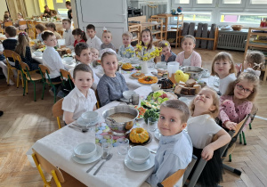 dzieci przy stole wielkanocnym