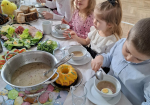 dzieci przy stole wielkanocnym