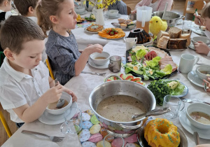 dzieci przy stole wielkanocnym