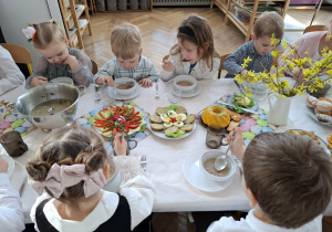 dzieci przy stole wielkanocnym