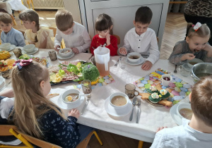 dzieci przy stole wielkanocnym