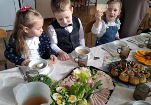 dzieci przy stole wielkanocnym