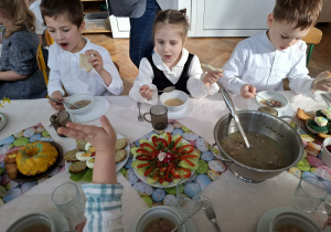 dzieci przy stole wielkanocnym