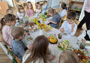dzieci przy stole wielkanocnym