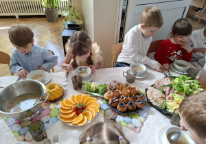 dzieci przy stole wielkanocnym