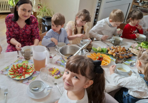 dzieci i dyrektor przedszkola przy stole wielkanocnym