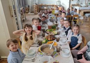 dzieci przy stole wielkanocnym