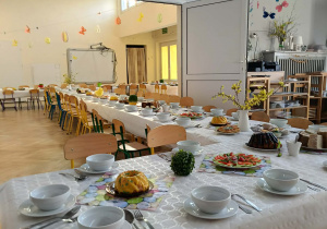 Zdjęcie przedstawia zastawiony wielkanocny stół.