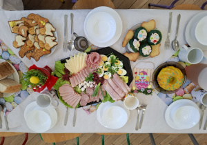 Zdjęcie przedstawia zastawiony wielkanocny stół.