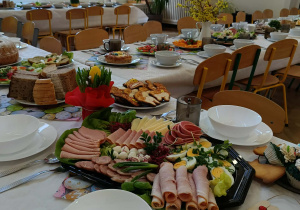 Zdjęcie przedstawia zastawiony wielkanocny stół.