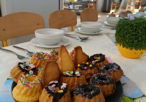 Zdjęcie przedstawia zastawiony wielkanocny stół.