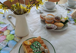 Zdjęcie przedstawia zastawiony wielkanocny stół.