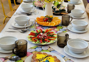 Zdjęcie przedstawia zastawiony wielkanocny stół.