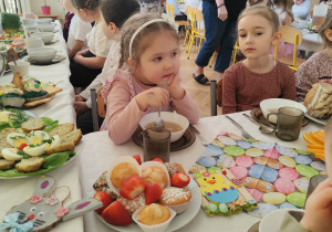 Dziewczynka przy stole jedząca barszcz biały typową zupę Świąt Wielkanocnych