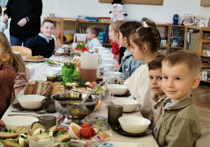 Dzieci przy stole wielkanocnym