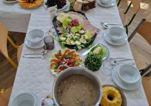 gotowy stół do śniadania