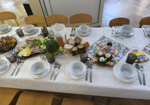 Na zdjęciu widzimy nakryty stół.