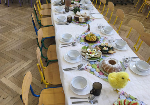 Na zdjęciu widzimy nakryty stół.