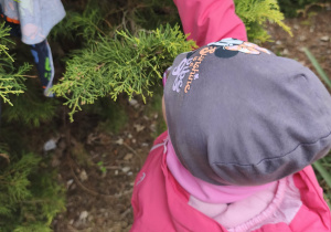 Na zdjęciu widzimy dziewczynkę, która znalazła miseczkę z jajkiem od Zajączka.