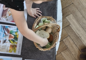 Na zdjęciu widzimy dziecko, które wykonuje zadanie od Zajączka.