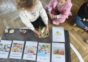 Na zdjęciu widzimy dziecko, które wykonuje zadanie od Zajączka.