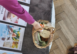 Na zdjęciu widzimy dziecko, które wykonuje zadanie od Zajączka.