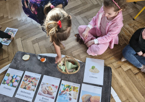 Na zdjęciu widzimy dziecko, które wykonuje zadanie od Zajączka.